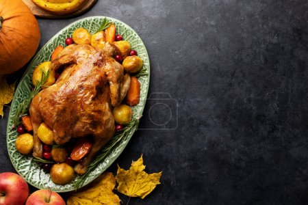 Téléchargez les photos : Dinde de Thanksgiving sur table rustique avec espace de copie. Pose plate - en image libre de droit
