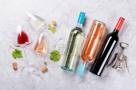 Foto de Botellas y vasos de vino blanco, rosa y tinto. Puesta plana - Imagen libre de derechos