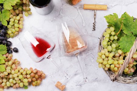 Téléchargez les photos : Verres et bouteilles de vin blanc, rose et rouge. Pose plate - en image libre de droit
