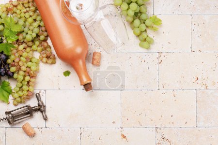 Téléchargez les photos : Verres à vin, bouteilles et raisins. Pose plate avec espace de copie - en image libre de droit
