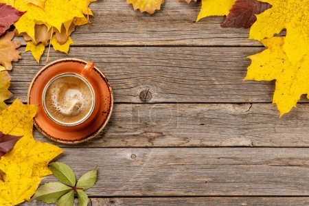 Téléchargez les photos : Tasse à café et feuilles d'automne. Pose plate avec espace de copie - en image libre de droit