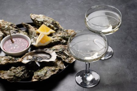 Téléchargez les photos : Huîtres fraîches avec verres de vin mousseux. Gros plan - en image libre de droit