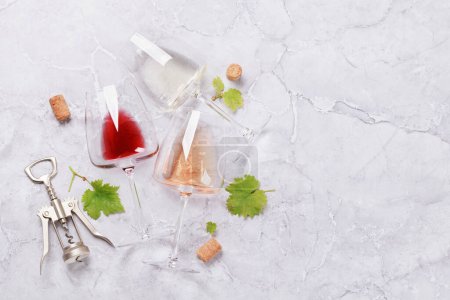 Téléchargez les photos : Verres à vin blanc, rose et rouge. Pose plate avec espace de copie - en image libre de droit
