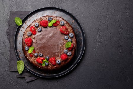 Foto de Chocolate cake dessert with fresh berries. Flat lay with copy space - Imagen libre de derechos