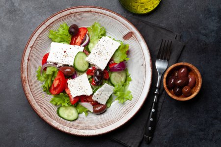 Foto de Ensalada griega con verduras frescas y queso feta. Puesta plana - Imagen libre de derechos