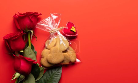Téléchargez les photos : Valentines day heart shaped cookies, rose flowers and space for your greetings - en image libre de droit