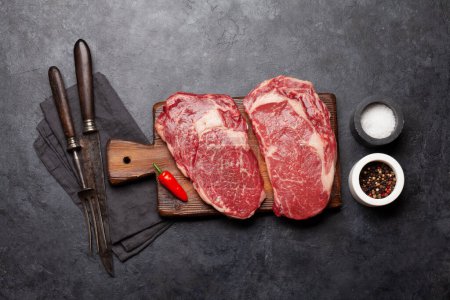 Téléchargez les photos : Deux steaks crus de bœuf. Vue du dessus plat lay - en image libre de droit
