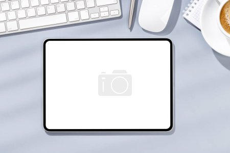 Foto de Tableta con pantalla en blanco en el escritorio de la oficina de negocios. Espacio de trabajo plano con luz soleada y espacio de copia - Imagen libre de derechos