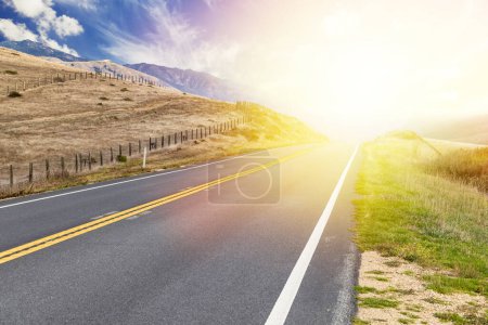 Téléchargez les photos : Route asphaltée et paysage champêtre avec ciel ensoleillé. California State Route One - en image libre de droit