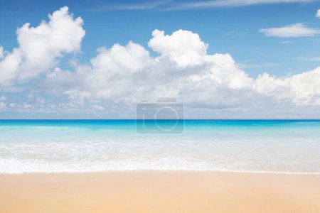 Téléchargez les photos : Sea, sand beach and sunny sky landscape. Travel vacation seascape - en image libre de droit