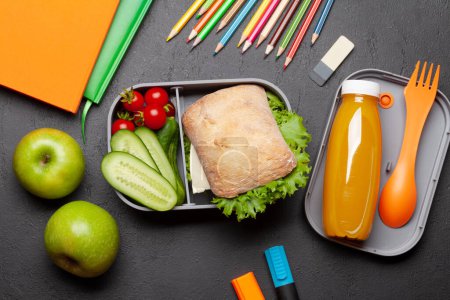 Téléchargez les photos : Boîte à lunch avec sandwich, légumes et jus de fruits. Repas d'école ou de bureau. Pose plate - en image libre de droit