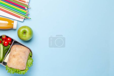 Foto de Almuerzo con sándwich, verduras y jugo. Comida escolar o de oficina. Piso con espacio de copia - Imagen libre de derechos