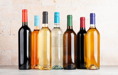 Téléchargez les photos : Diverses bouteilles de vin sur table en pierre - en image libre de droit