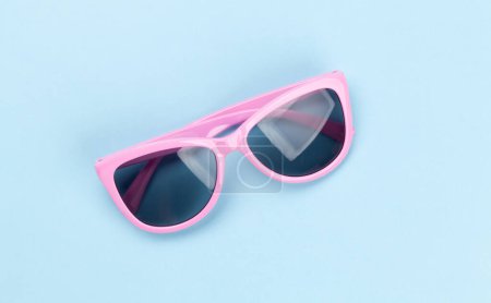 Téléchargez les photos : Sunglasses on blue background. Flat lay - en image libre de droit