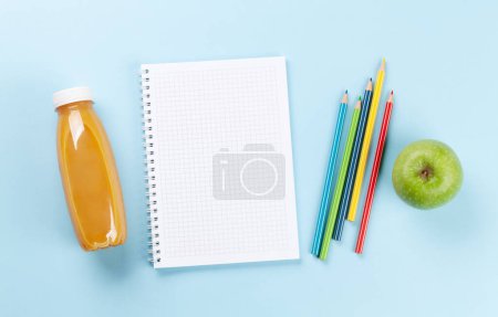 Téléchargez les photos : Bloc-notes vierge et crayons colorés. Pose plate sur fond bleu avec espace de copie - en image libre de droit