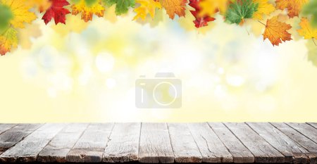 Foto de Mesa de madera y fondo bokeh otoño para su producto - Imagen libre de derechos