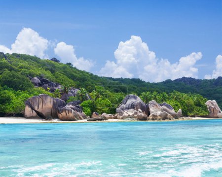 Téléchargez les photos : Tropical Seychelles beach with palm trees, stones and turquoise sea - en image libre de droit