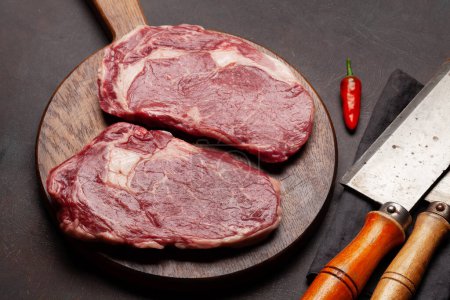 Téléchargez les photos : Deux steaks crus de bœuf. Vue du dessus - en image libre de droit