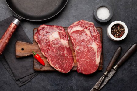Téléchargez les photos : Deux steaks crus de bœuf. Vue du dessus plat lay - en image libre de droit