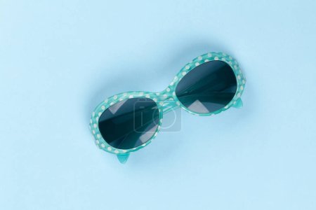 Téléchargez les photos : Sunglasses on blue background. Flat lay - en image libre de droit