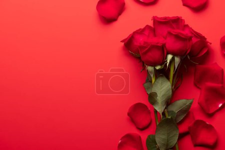 Foto de Tarjeta de felicitación del día de San Valentín con flores de rosas. Piso yacía con espacio para sus saludos de amor - Imagen libre de derechos