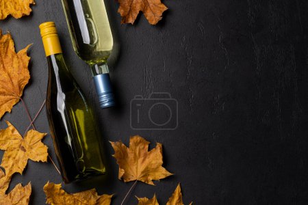Foto de White wine bottles and autumn leaves. Flat lay with copy space - Imagen libre de derechos