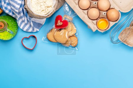 Foto de Cocinar galletas de jengibre para las vacaciones de San Valentín. Piso yacía con espacio para sus saludos - Imagen libre de derechos