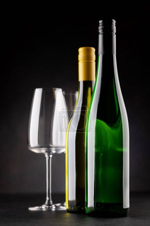 Foto de White wine bottles with dark background and copy space - Imagen libre de derechos