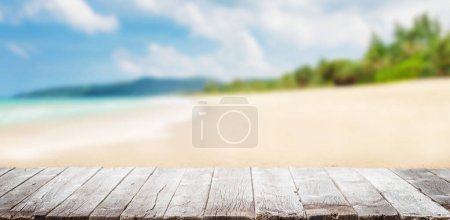 Foto de Mesa de madera vacía o muelle con playa soleada y mar sobre fondo. Con espacio de copia para su producto - Imagen libre de derechos