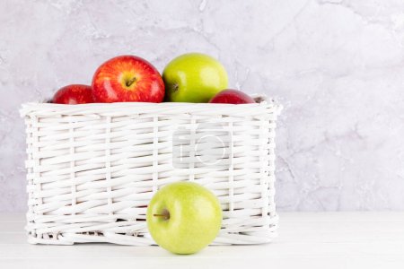 Foto de Manzanas rojas y verdes de jardín en cesta. Con espacio de copia - Imagen libre de derechos