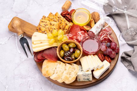 Téléchargez les photos : Antipasto au prosciutto, salami, craquelins, fromage, olives et noix - en image libre de droit