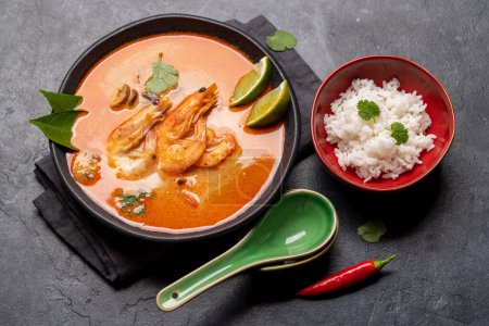 Téléchargez les photos : Thai Tom Yum Soupe aux fruits de mer et bol de riz. Pose plate - en image libre de droit