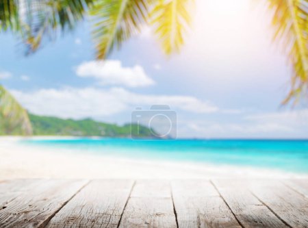 Téléchargez les photos : Table ou jetée en bois vide avec plage ensoleillée et mer sur fond. Avec espace de copie pour votre produit - en image libre de droit