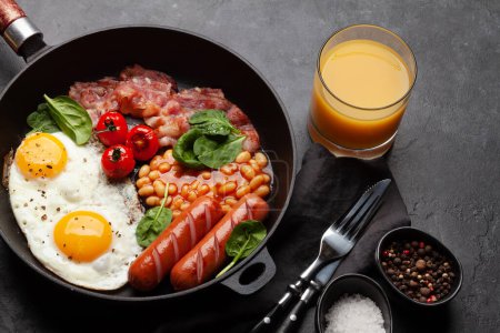 Téléchargez les photos : Petit déjeuner anglais avec œufs frits, haricots, bacon et saucisses. Vue du dessus - en image libre de droit