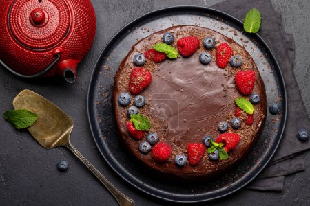 Foto de Chocolate cake dessert with fresh berries. Flat lay - Imagen libre de derechos