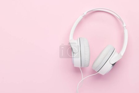 Foto de Headphones on pink background. Flat lay with copy space - Imagen libre de derechos