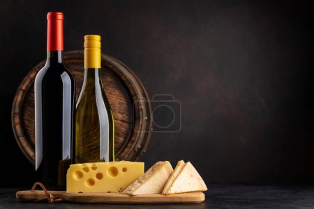 Téléchargez les photos : Various cheese on board, red and white wine. With copy space - en image libre de droit