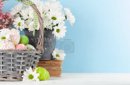 Téléchargez les photos : Carte de vœux de Pâques avec œufs de Pâques et fleurs. Avec espace de copie - en image libre de droit