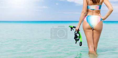 Téléchargez les photos : Young woman with snorkeling mask in sea on summer travel vacation - en image libre de droit