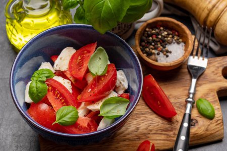 Téléchargez les photos : Salade caprese aux tomates mûres, fromage mozzarella et basilic de jardin - en image libre de droit