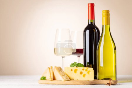 Foto de Various cheese on board, red and white wine. With copy space - Imagen libre de derechos
