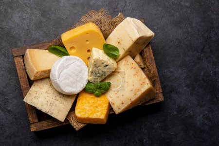 Téléchargez les photos : Various cheese in wooden box. Flat lay - en image libre de droit