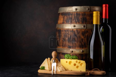 Téléchargez les photos : Various cheese on board, red and white wine. With copy space - en image libre de droit