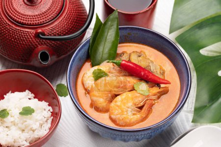 Téléchargez les photos : Thai Tom Yum Soupe aux fruits de mer et bol de riz - en image libre de droit