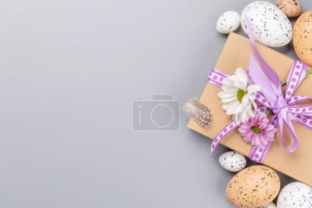 Foto de Caja de regalo, huevos de Pascua y flores con espacio para tus saludos. Puesta plana - Imagen libre de derechos