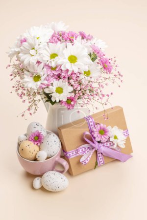 Foto de Caja de regalo, huevos de Pascua y ramo de flores - Imagen libre de derechos