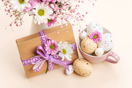 Foto de Caja de regalo, huevos de Pascua y ramo de flores - Imagen libre de derechos