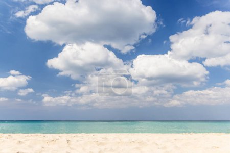 Foto de Bright sand beach, sea and beautiful sunny sky with clouds. Travel vacation seascape - Imagen libre de derechos