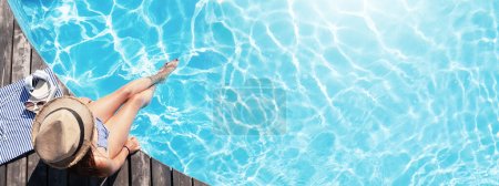 Téléchargez les photos : Femme sur terrasse en bois près de la piscine. Vacances d'été - en image libre de droit
