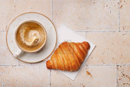 Foto de Taza de café y croissant. Piso con espacio de copia - Imagen libre de derechos